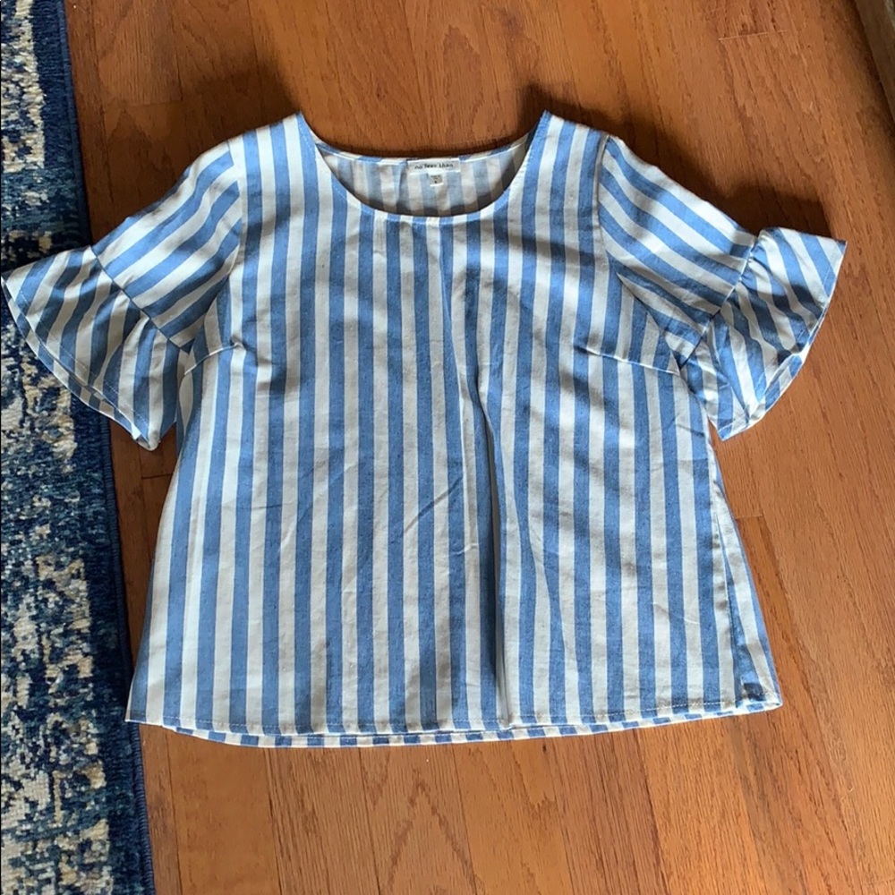 No Less Than brand size small women’s top